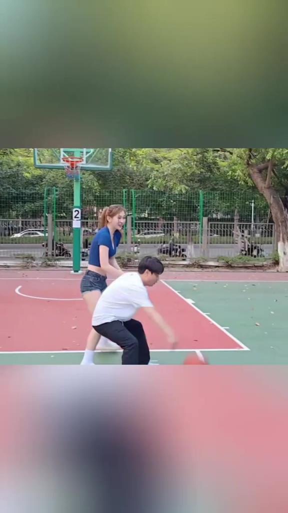 集夢(mèng)會(huì)長(zhǎng)背打一米8的女生，這是真打球啊！