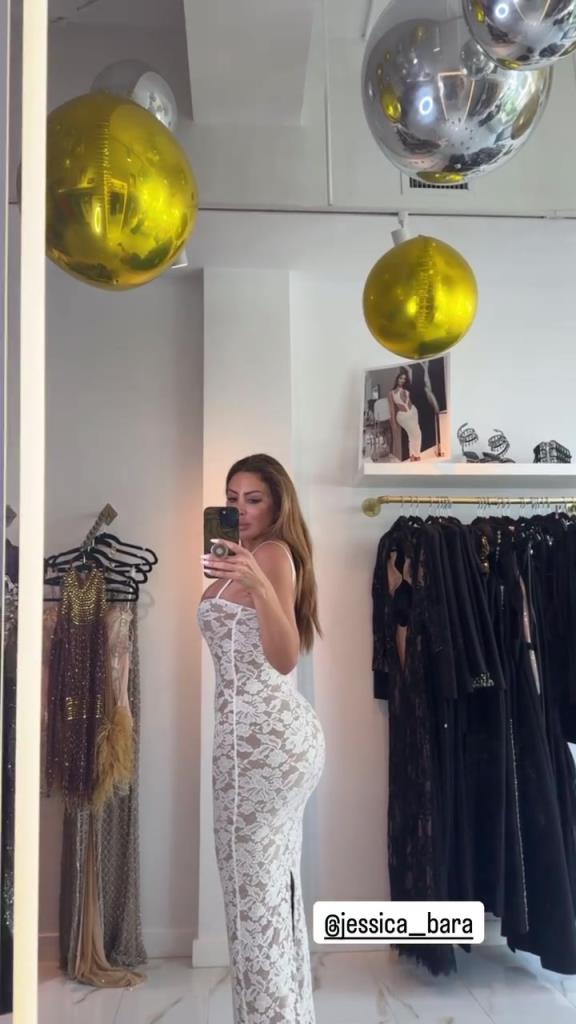 徐娘半老！皮蓬前妻穿吊帶裙自拍，這身材也太炸裂了！