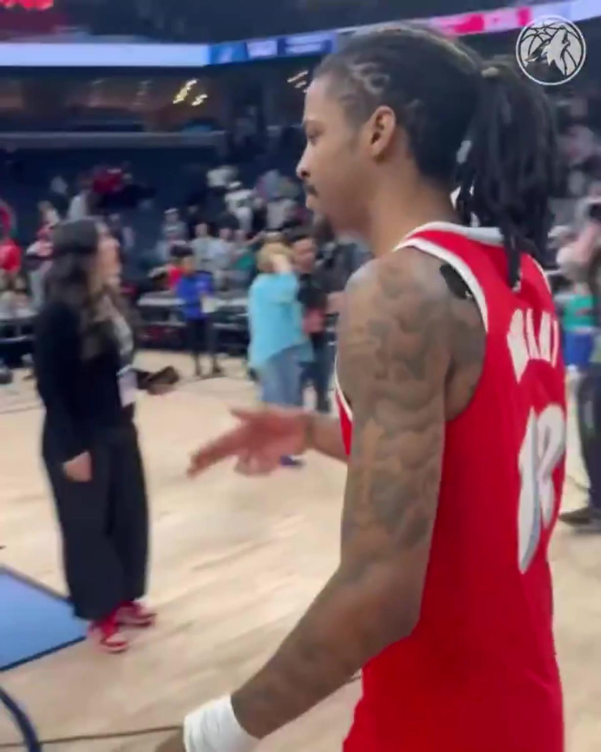 笑死！莫蘭特賽后與華子握手，竟然也是比出“手槍”的手勢