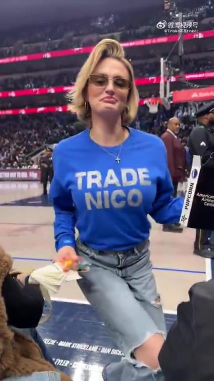 主場不準球迷打印“解雇Nico”標語，女球迷就出此下策