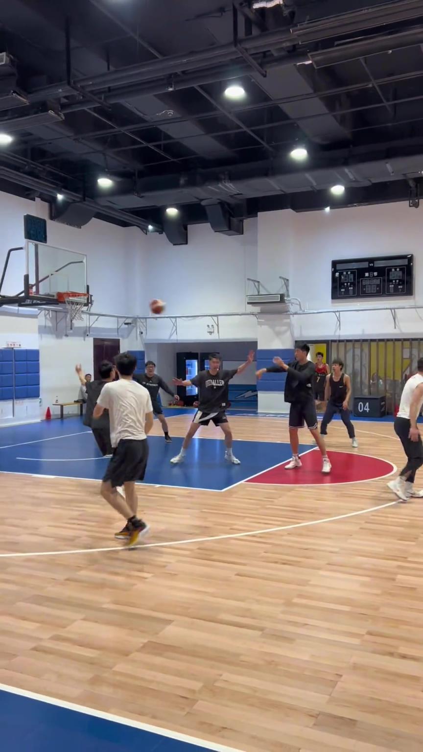 對手回家后：老婆，我今天在野球場匹配到巔峰馬刺隊(duì)了！