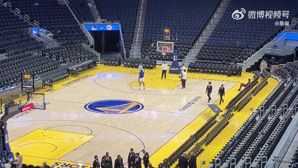 今天沒有得到出場機(jī)會！庫明加賽后還留在場地練習(xí)投籃