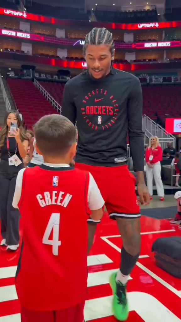 暖心偶像！小球迷賽前得到杰倫格林親簽球鞋球衣