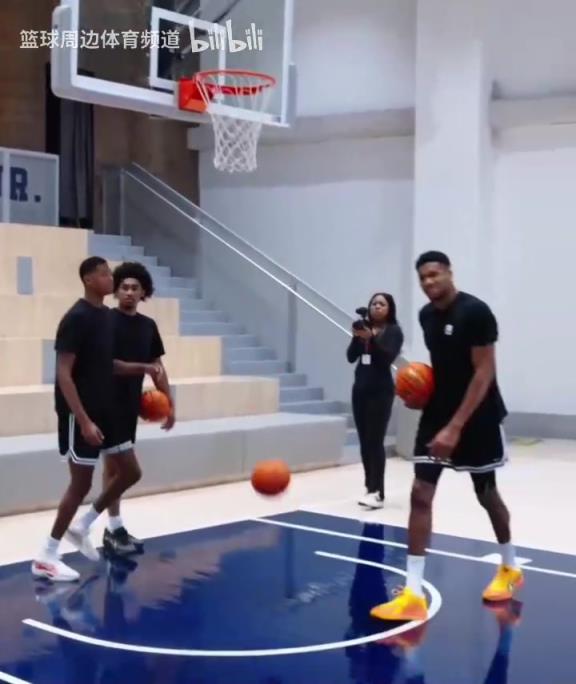 別人能學(xué)得來(lái)嗎？名場(chǎng)面：字母哥指導(dǎo)小球員籃下腳步！