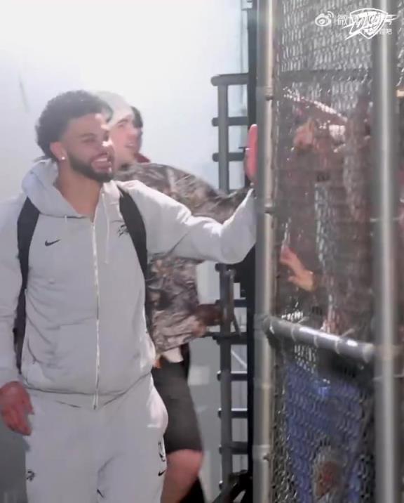 68勝歷史第五傲人戰(zhàn)績(jī)！雷霆全員回到OKC，當(dāng)?shù)厍蛎詿崆榻訖C(jī)