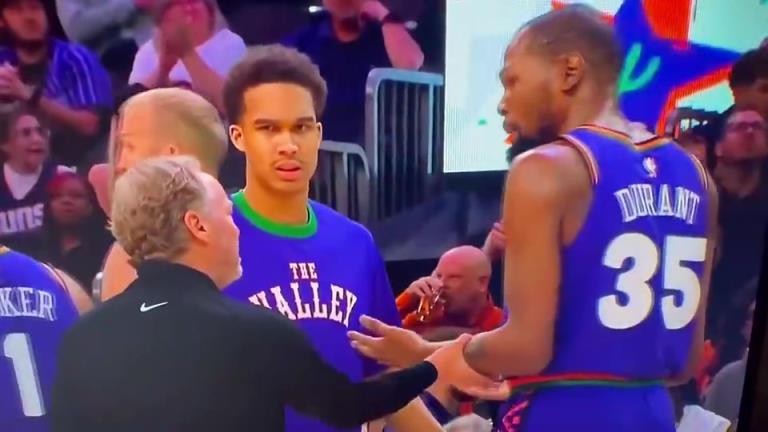 下課導(dǎo)火索？主帥布登此前抓住KD手臂要說(shuō)什么，被一把甩開(kāi)！