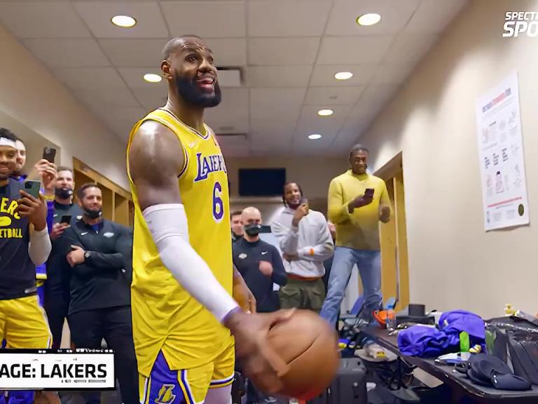 里弗斯絕殺之后湖人隊(duì)的更衣室氛圍，簡(jiǎn)直不要太和諧！！