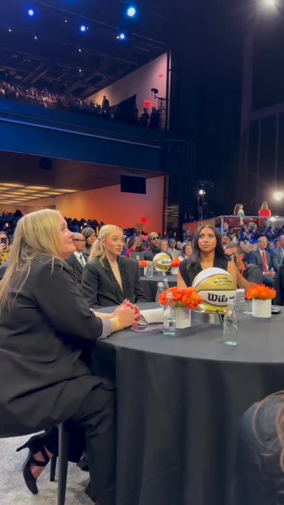 今天這穿搭，差點(diǎn)沒(méi)認(rèn)出來(lái)！佩奇-布克斯當(dāng)選WNBA狀元后十分淡定