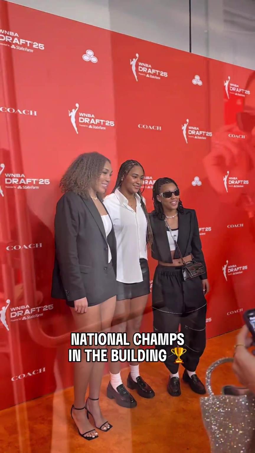 吧友們有喜歡的嗎？WNBA選秀大會(huì)上，到處都有靚麗的風(fēng)景線