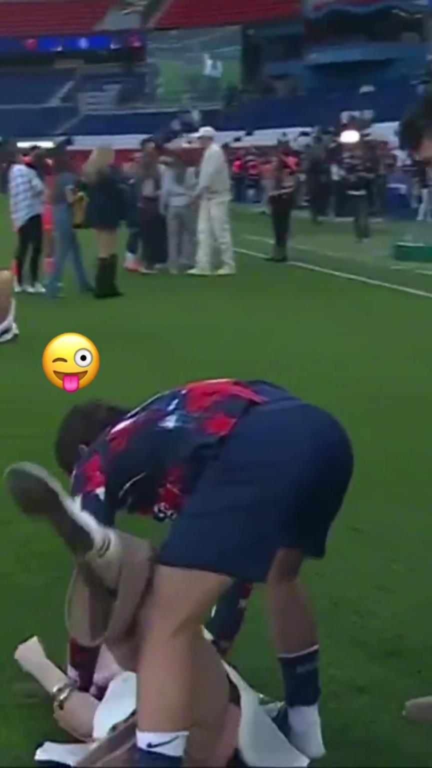 玩這么花?。績?nèi)維斯在家人面前把自己女友按倒在地