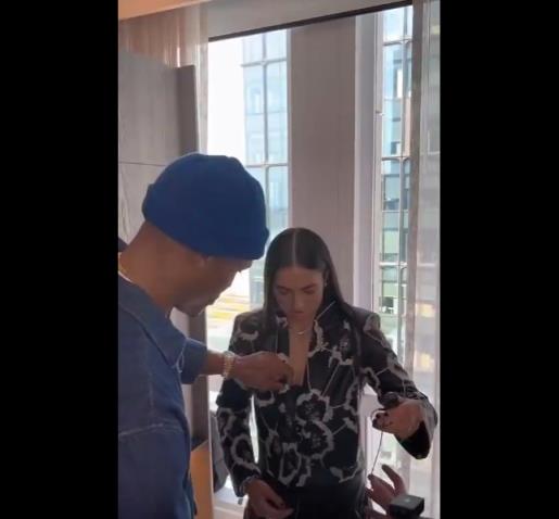 威嫂看到要打人的！威少上手幫WNBA妹子整理胸前的衣服