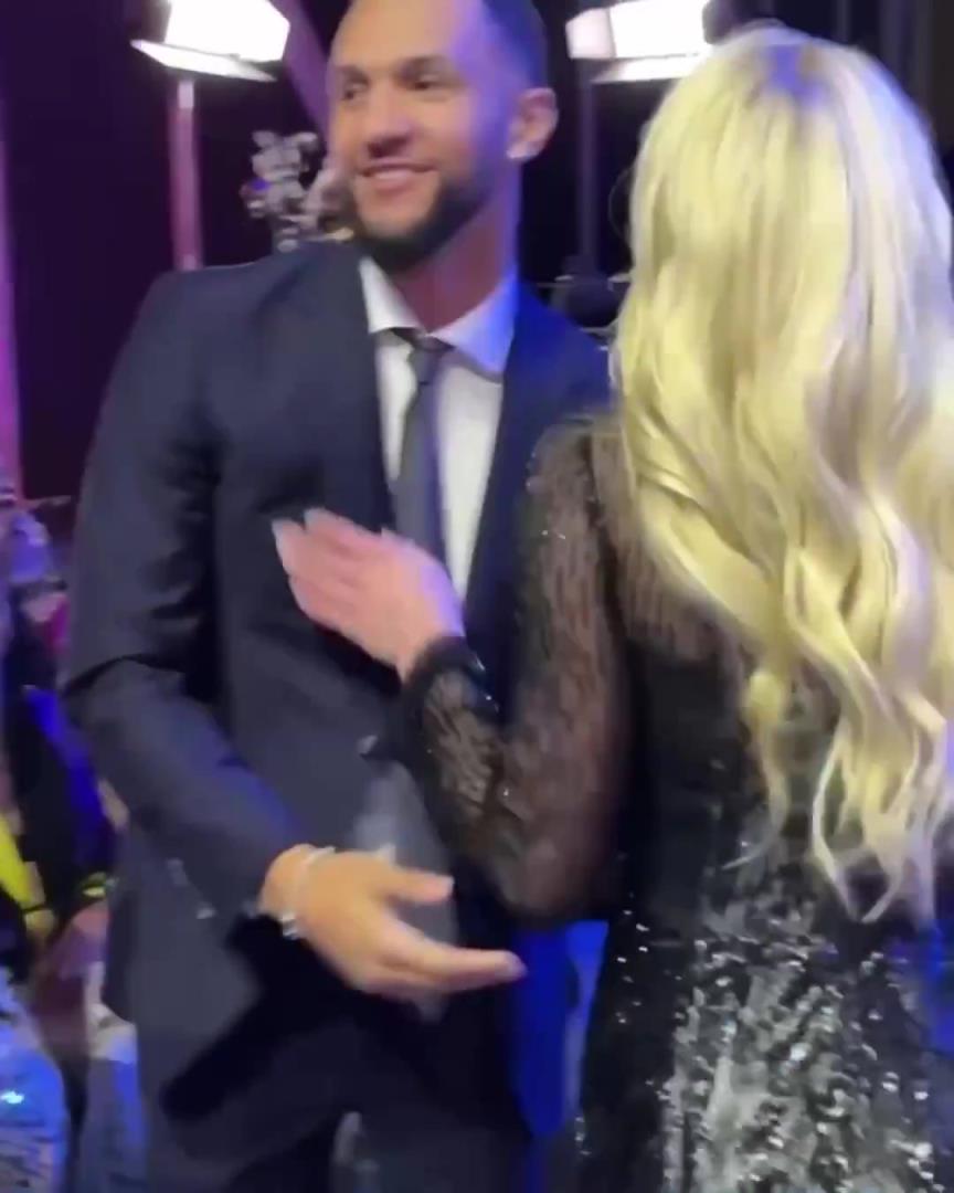 身材姣好！薩格斯的女友海莉被芝加哥天空選中！兩人接吻慶祝