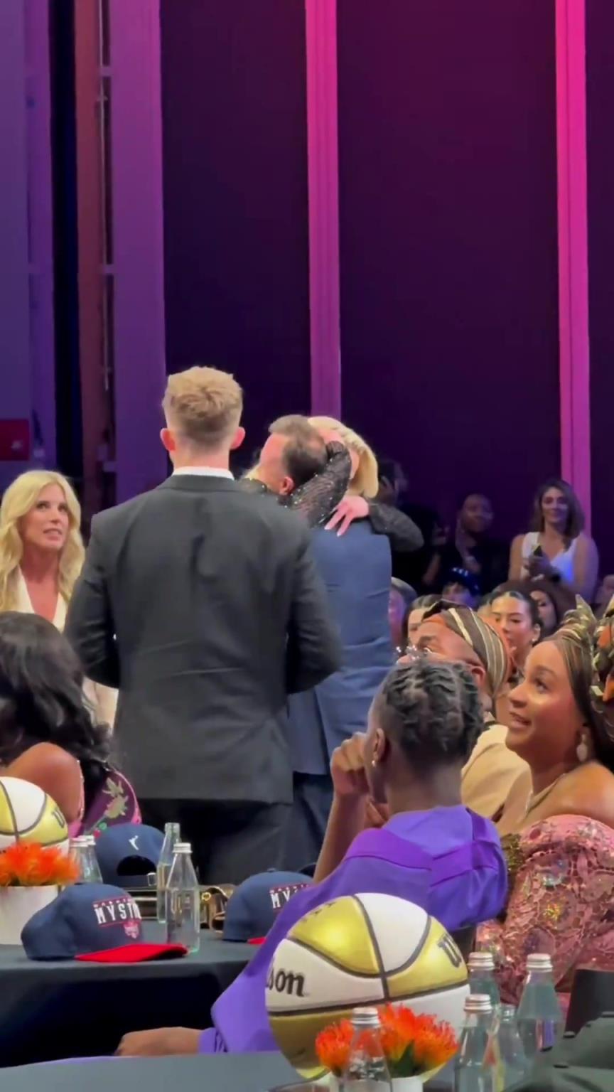 吧友們想看的正臉來了！薩格斯的女友海莉被選中后感覺快哭了