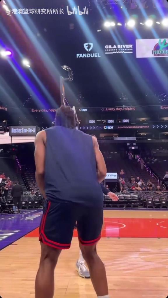 機器人級別的靜態(tài)身體！近距離看小卡的賽前熱身！