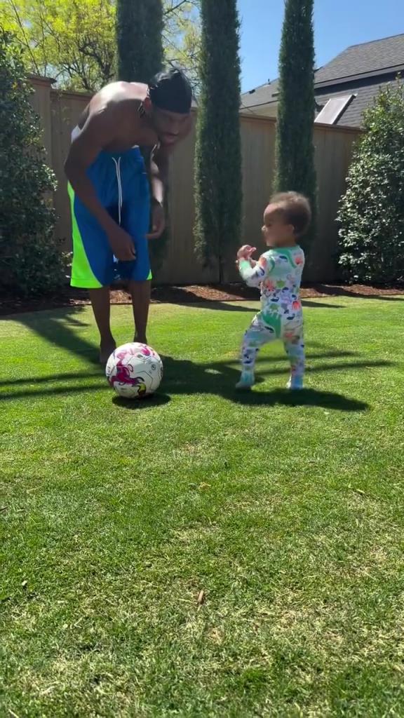 足球要從娃娃抓起！SGA帶娃踢足球，小孩摔倒時鼓掌“嘲笑”！